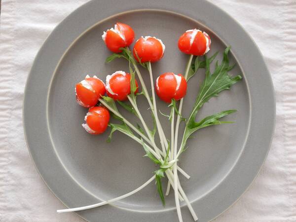 簡単レシピ トマトとチーズで作る チューリップサラダ が可愛い お皿の上に真っ赤なチューリップが咲くよ 年4月日 エキサイトニュース