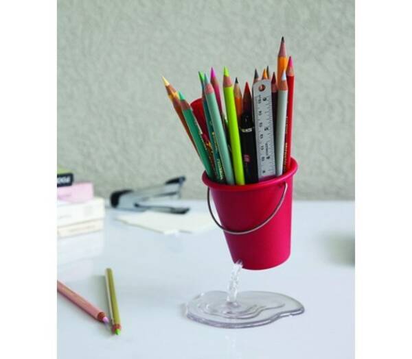 なんと バケツが宙に浮いている っ 魔法にかけられているかのような不思議なペン立て 21年7月13日 エキサイトニュース