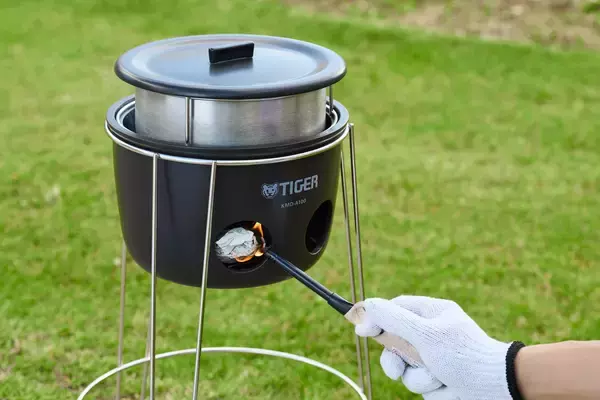 電気やガスは不要！ 新聞紙で炊飯できる「魔法のかまどごはん」がキャンプやアウトドアはもちろん、災害時にもいいかも！