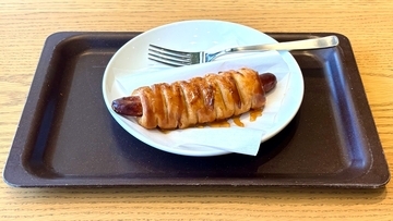 無料でできるスターバックスの裏技カスタマイズ「あらびきソーセージパイ」にキャラメルソースをかけると…予想外のペアリングでした