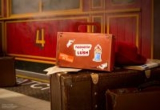 マーマレードの川を泳ぐ夢が叶う…！パディントンとLUSHがコラボ