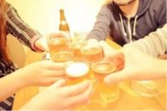 若者の飲み会離れに変化が!? 20代の約7割が「忘年会に参加したい」と回答する調査結果が出ているけどその理由は…