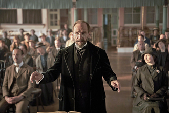 レイフ・ファインズ主演『ザ・コラール　希望を紡ぐ歌』が教える音楽の力。戦争で不安な心を癒してくれる寄せ集め合唱隊の物語のお話です