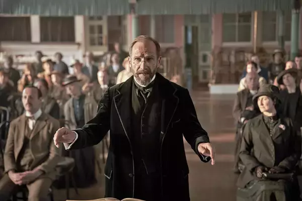 レイフ・ファインズ主演『ザ・コラール　希望を紡ぐ歌』が教える音楽の力。戦争で不安な心を癒してくれる寄せ集め合唱隊の物語のお話です