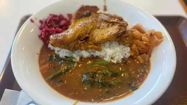 「スプーン1本で骨がスルッと外れる！すき家の「ほろほろチキンカレー」を偏愛する私がおすすめの食べ方を紹介しますっ」の画像