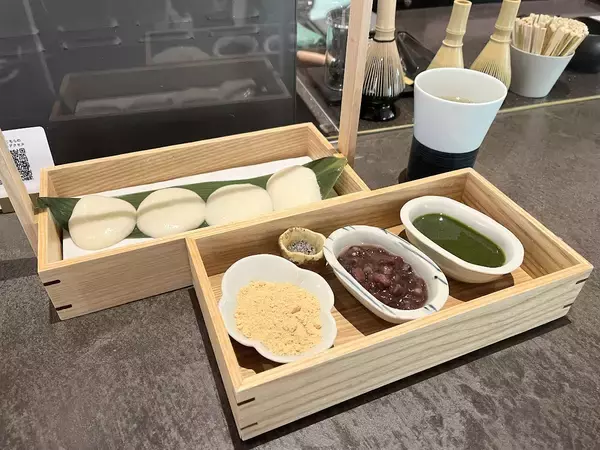 都会の真ん中で出会える、つきたての幸せ。ニュウマン高輪「茶々水 SASUI 伊藤園」でつきたて餅セットを食べてみた