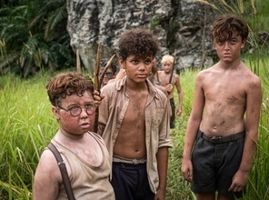 美しくも救いがない絶望的なストーリーを『アドレセンス』の脚本家が実写化！ U-NEXTドラマ『LORD OF THE FLIES / 蠅の王』【カウチポテトのお供】