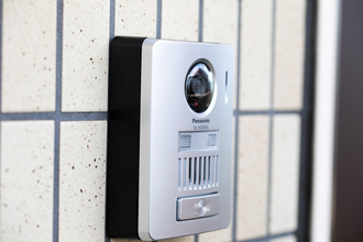 一人暮らしは防犯に気をつけたい！ 新生活を始めるなら「モニター付きインターホン」があるといいかも