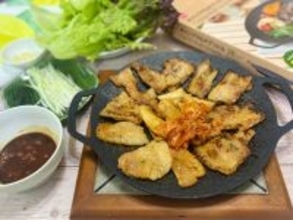 ダイソーで売り切れ続出の「キャンプマルチグリドル」をついにGET！ 定番のサムギョプサルを作ってみたらメリットを発見