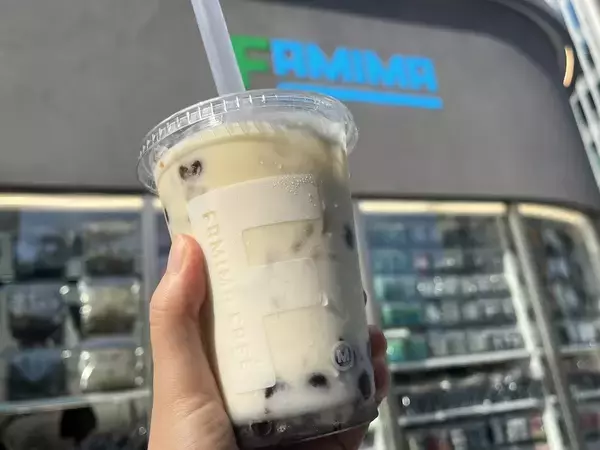 麻布台にできたファミマ初の旗艦店「FAMIMA PARK AZABUDAI」に行ってきた！値段も気分も最高なココでしか飲めない「タピオカミルクティー」も！
