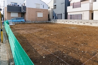 高く売れるとは思っていなかったのに…細長い形の実家の土地を買い取った業者が｢跡地に建てたもの｣
