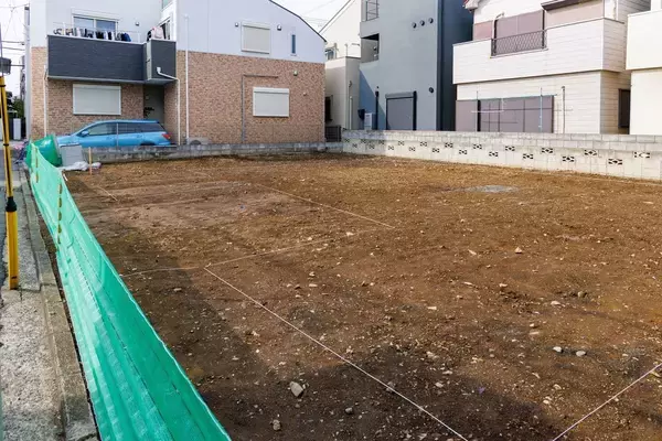 高く売れるとは思っていなかったのに…細長い形の実家の土地を買い取った業者が｢跡地に建てたもの｣