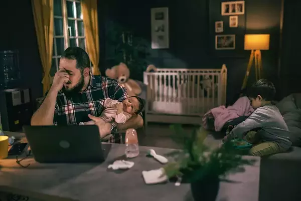 こんなに寝不足になるとは思わなかった…子供の寝かしつけに疲れ果てた父親が睡眠コンサルに出したSOS