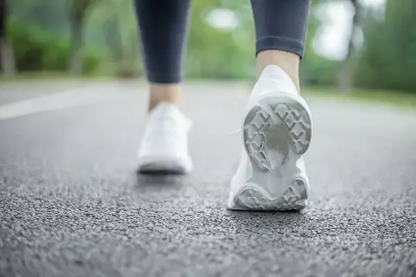 「まずは"歩幅"を変えるだけでいい…ウォーキング｢1日1万歩｣より効果的､3000歩で｢寝たきり老後｣を防ぐ方法」の画像