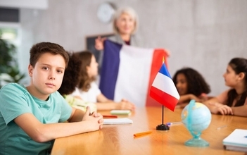 フランスの小学校では鉛筆もシャーペンも消しゴムも使わない…小1で持たされる"一生モノの文具"の名前
