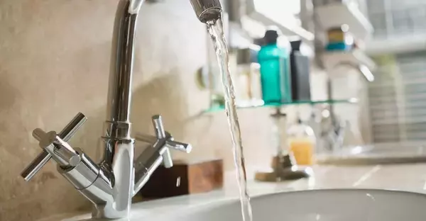 「お金が貯まらない家は洗面所を見れば一発でわかる…財布にも心にも余裕がない人がつい溜め込んでしまうもの」の画像