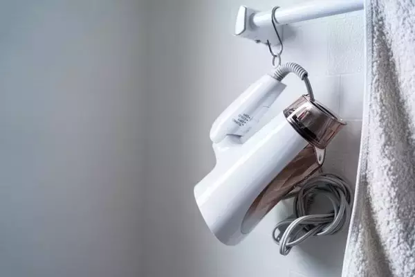 「お金が貯まらない家は洗面所を見れば一発でわかる…財布にも心にも余裕がない人がつい溜め込んでしまうもの」の画像