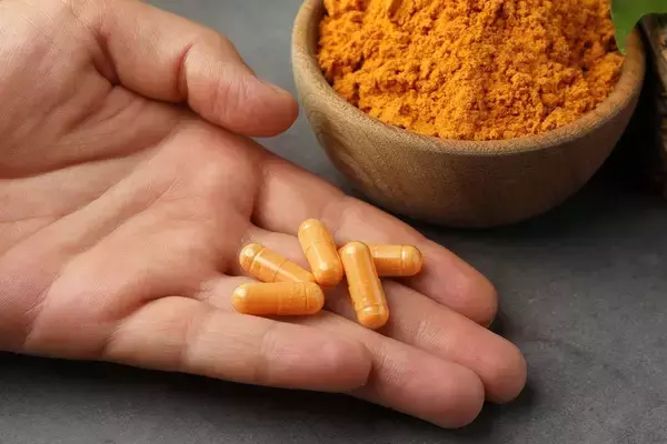 「肝臓にいいと信じていたのに肝障害に…内科医が警鐘｢飲み続けるとリスクがあるサプリメントの名前｣」の画像