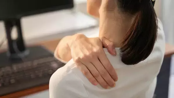「1日1回･3歩で｢体バキバキ｣が改善…整体師が｢肩こり･腰痛に効果的｣と語る｢ヤンキー座り体操｣の中身【コリ解消3選】」の画像