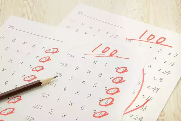 100点を取ったときの褒め方でわかる…"やり抜く子"を育てる親と"すぐあきらめる子"の親の決定的違い