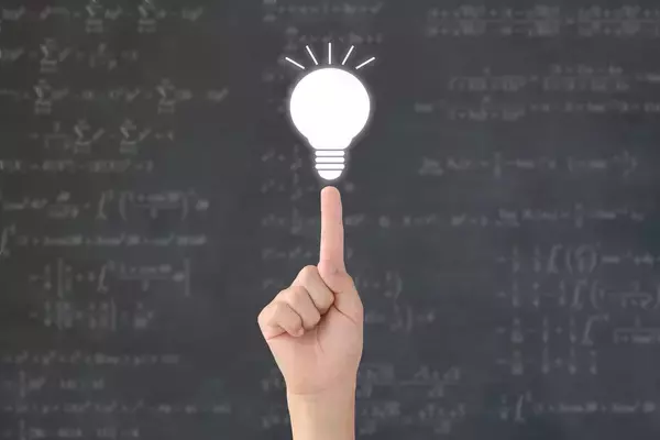 「100点を取ったときの褒め方でわかる…"やり抜く子"を育てる親と"すぐあきらめる子"の親の決定的違い」の画像