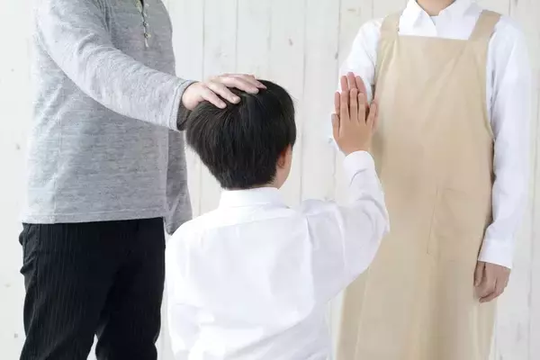 「100点を取ったときの褒め方でわかる…"やり抜く子"を育てる親と"すぐあきらめる子"の親の決定的違い」の画像