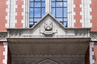 ｢年収2000万円の窓際族､サイコー｣と話す慶應生を生んだのは誰か…福沢諭吉が泣いている大学の著しい劣化