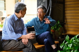 佐藤優｢自虐的な不健康自慢を大いにすべし｣…50歳以降の同窓会が60歳以降の幸福度を左右するワケ