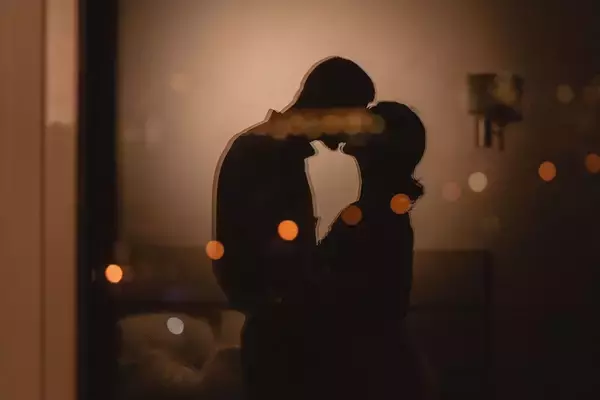 ｢見た目は普通のオジサン｣なのに…38歳資産家令嬢を沼らせた"さえないアラフィフ夫"の知られざる裏の顔