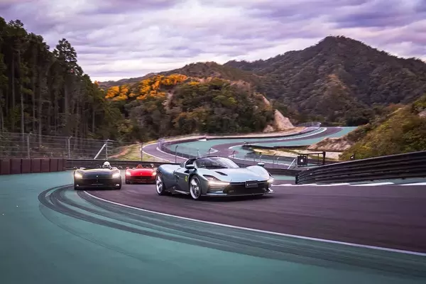 「年収3億円の経営者が｢フェラーリ｣で爆走…｢ワインだけで250万円が飛ぶ｣千葉の山奥に爆誕した"遊び場"の正体」の画像