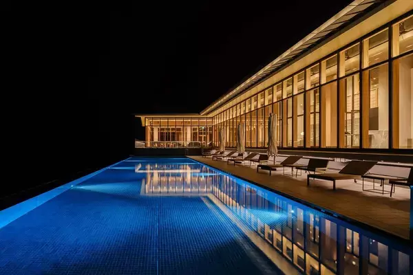 「年収3億円の経営者が｢フェラーリ｣で爆走…｢ワインだけで250万円が飛ぶ｣千葉の山奥に爆誕した"遊び場"の正体」の画像