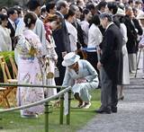 「雅子さまは流れるようにしゃがんだ…皇室研究家が｢天皇家の"高貴な気風"を次代につなげない｣と嘆くワケ」の画像2