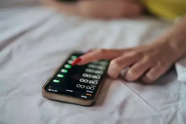 ｢スマホでアラーム｣だけで一日損をしている…行動経済学者が実践している｢スマホ依存｣を断つ"仕掛け"