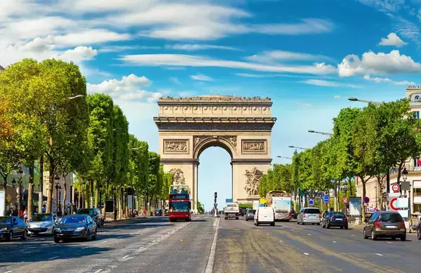 「名前を書く紙も整理券もない…フランス人が日本みたいに｢行列｣に並ばないのに｢順番｣を守れる謎システム」の画像