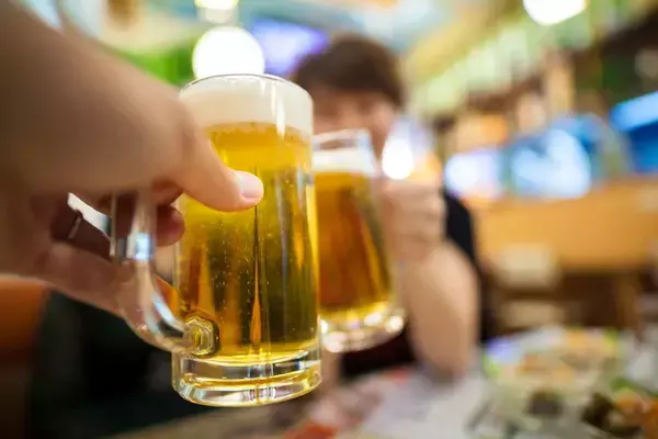 「たったこれだけで｢食べすぎ･飲みすぎ｣を抑えられる…ダイエット効果が見込める“最初の一口”の取り方」の画像