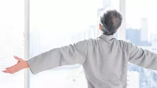猫背の真の原因は｢肩｣でも｢背中｣でもない…シャキッとした中高年が｢毎日10秒だけ｣ゆるめている"体の部位"【姿勢矯正3選】