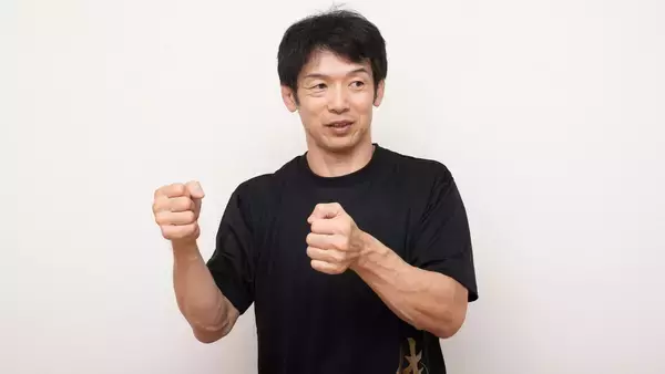 「猫背の真の原因は｢肩｣でも｢背中｣でもない…シャキッとした中高年が｢毎日10秒だけ｣ゆるめている"体の部位"【姿勢矯正3選】」の画像