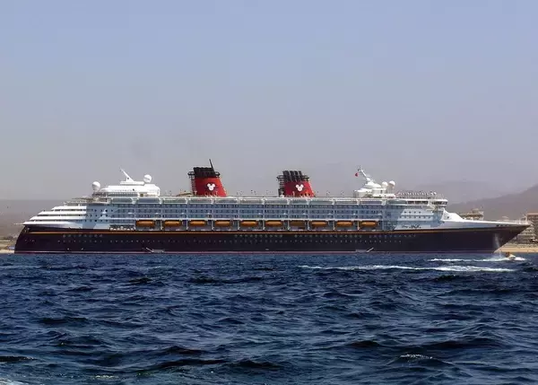 「米ディズニーのクルーズ船から制服姿の乗組員が連行された…海外メディアが報じた｢夢の船旅｣の異常事態」の画像