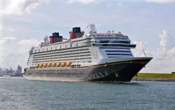 「米ディズニーのクルーズ船から制服姿の乗組員が連行された…海外メディアが報じた｢夢の船旅｣の異常事態」の画像