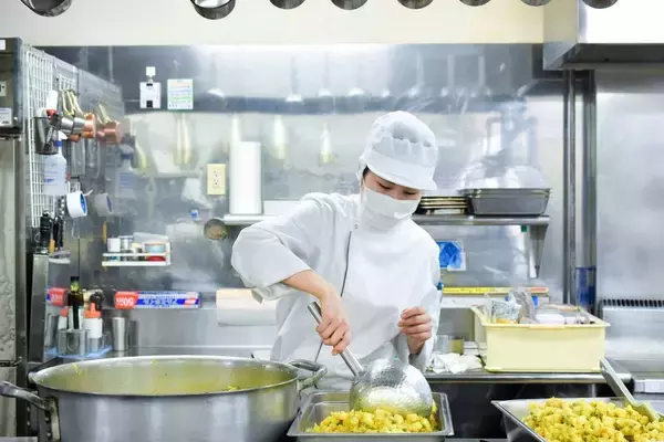 「自動車でもバイクでもない…スズキの｢本格カレー｣が2日で5000食を売りJAL機内食にまでなった切実事情」の画像