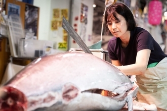｢女性には無理｣と断られても諦めなかった…巨大マグロをさばく｢32歳ツナプリンセス｣が一人前になった瞬間