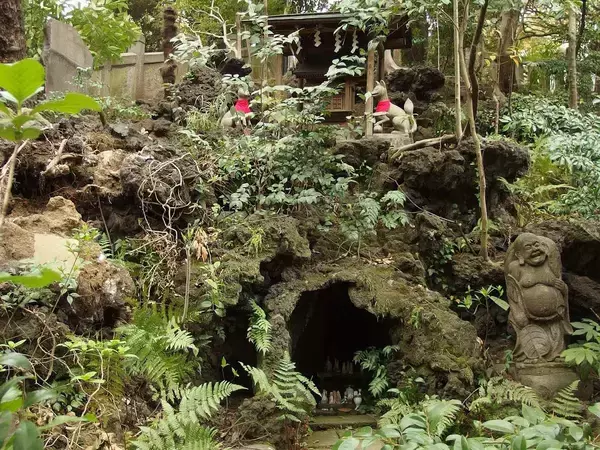 「神社の境内に｢ぽっかりと空いた謎の穴｣が…東京のど真ん中でひっそり続く｢キツネ穴信仰｣のディープな世界」の画像