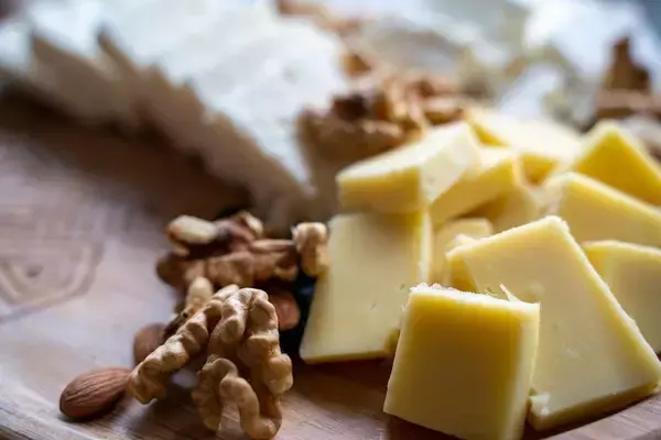 「ウコンでも牛乳でもない…医師が二日酔い防止で｢乾杯のビール｣の前に食べることを勧める"コンビニ食材"」の画像