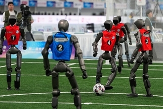 転ぶ中国ロボットを冷笑している場合か…｢使えない｣と断じる日本企業が失う"取り返しのつかないもの"