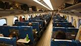 「「座席を倒していいですか」論争に終止符...近鉄の特急列車の「全力でリクライニングを倒せる」画期的な座席【座席論争3選】」の画像1