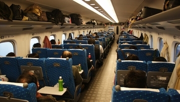 「座席を倒していいですか」論争に終止符...近鉄の特急列車の「全力でリクライニングを倒せる」画期的な座席【座席論争3選】