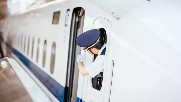 「「座席を倒していいですか」論争に終止符...近鉄の特急列車の「全力でリクライニングを倒せる」画期的な座席【座席論争3選】」の画像