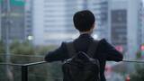 「大事な商談に｢ビジネスリュック｣は一発アウト…相手から｢仕事のデキない人｣認定されるNGアイテム3選【一発アウトな装い3選】」の画像1