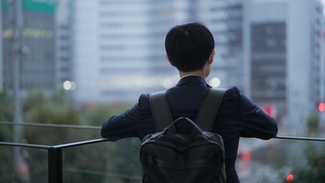 大事な商談に｢ビジネスリュック｣は一発アウト…相手から｢仕事のデキない人｣認定されるNGアイテム3選【一発アウトな装い3選】
