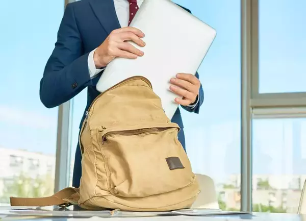「大事な商談に｢ビジネスリュック｣は一発アウト…相手から｢仕事のデキない人｣認定されるNGアイテム3選【一発アウトな装い3選】」の画像